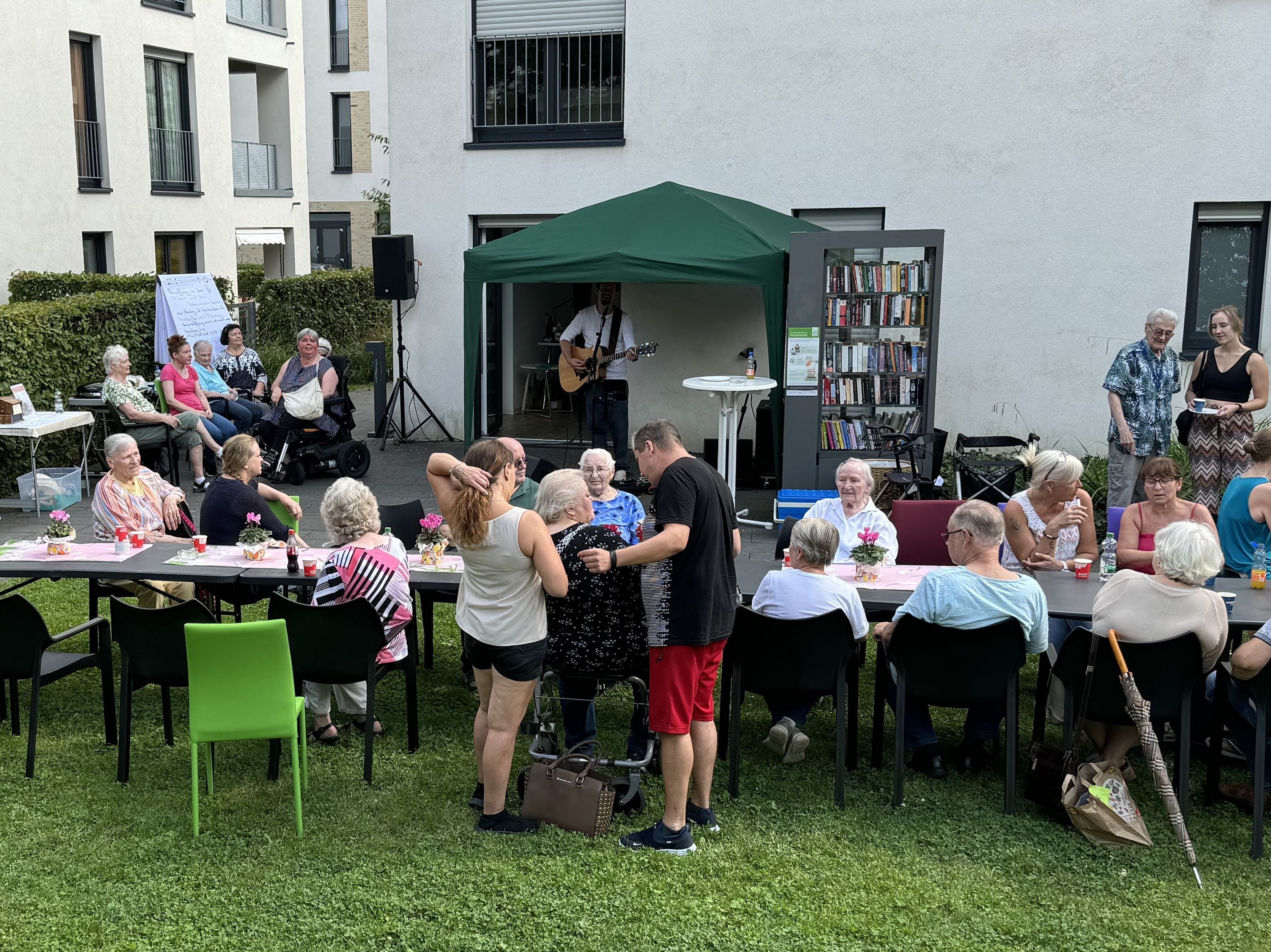 Menschen feiern am langen Tisch 