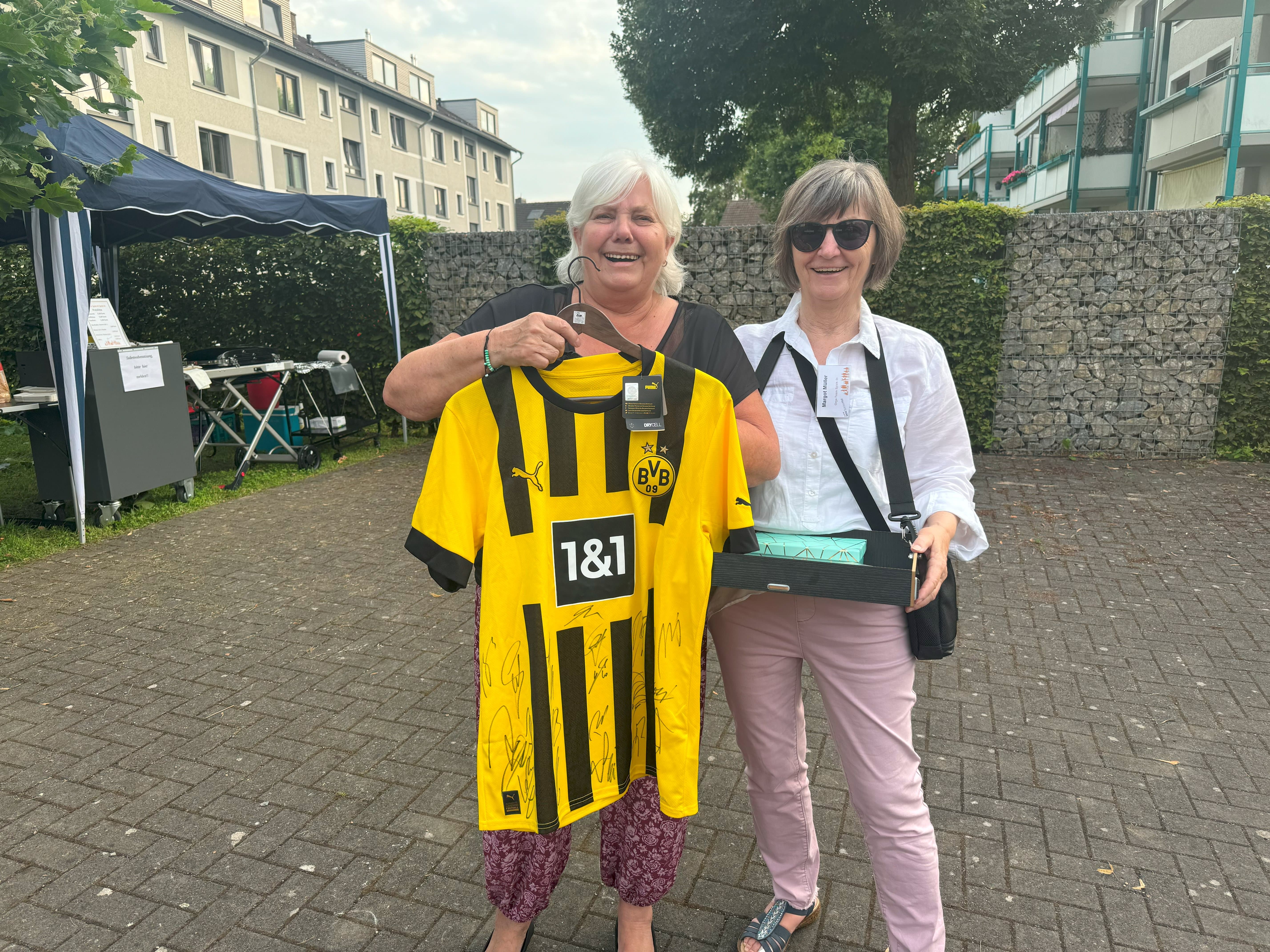 fröhliche Menschen beim Nachbarschaftsfest