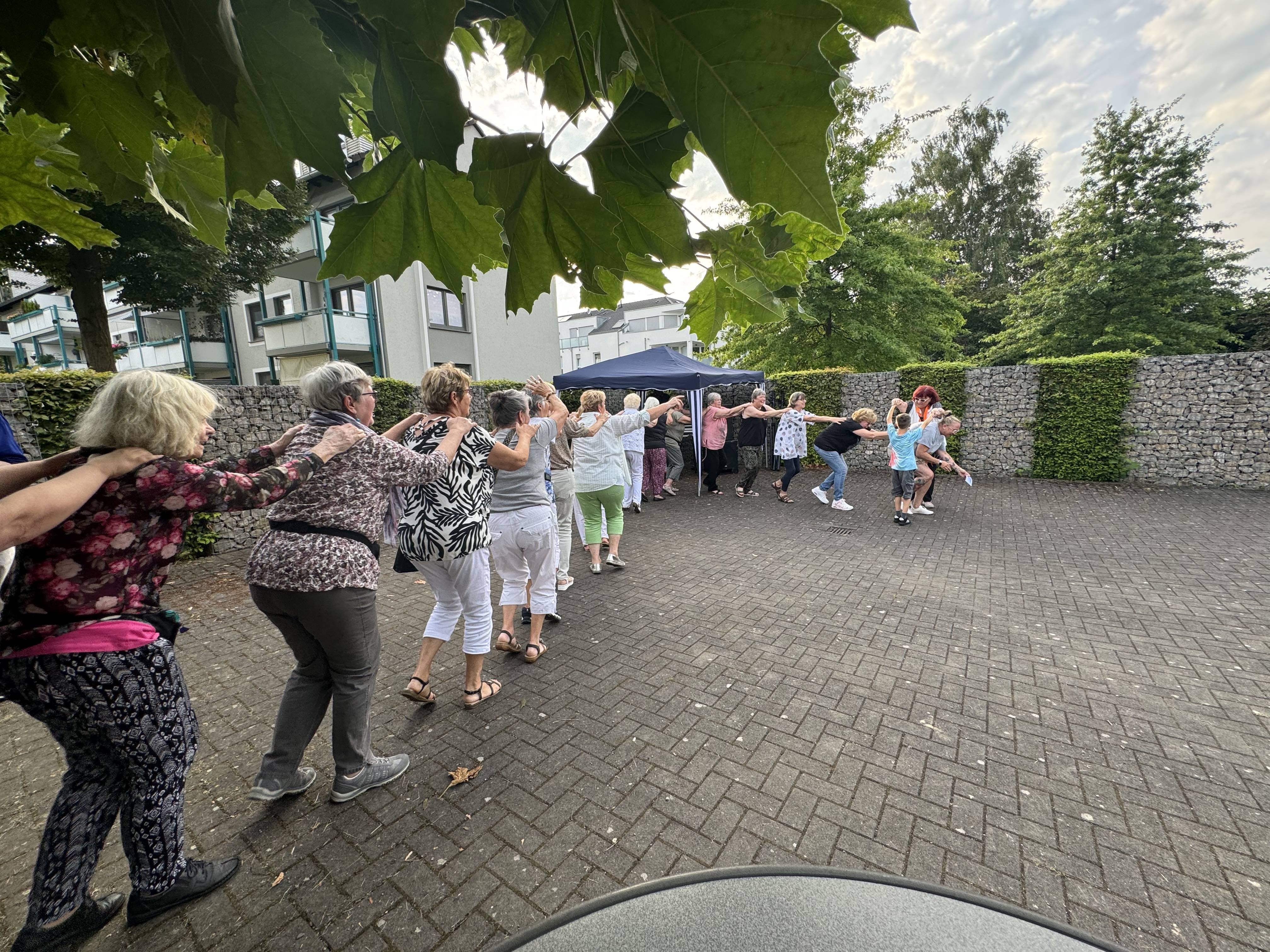 fröhliche Menschen beim Nachbarschaftsfest