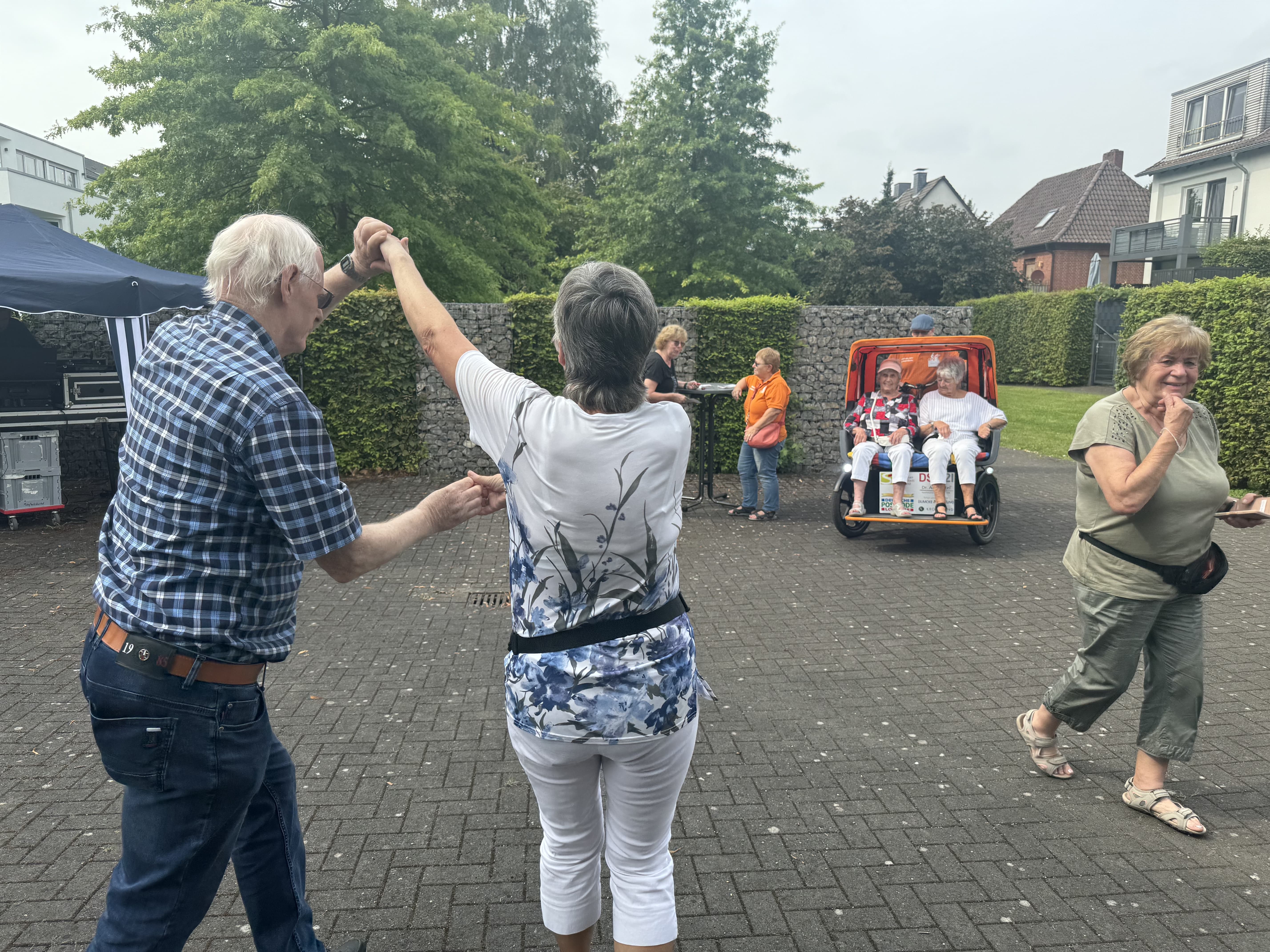 fröhliche Menschen beim Nachbarschaftsfest