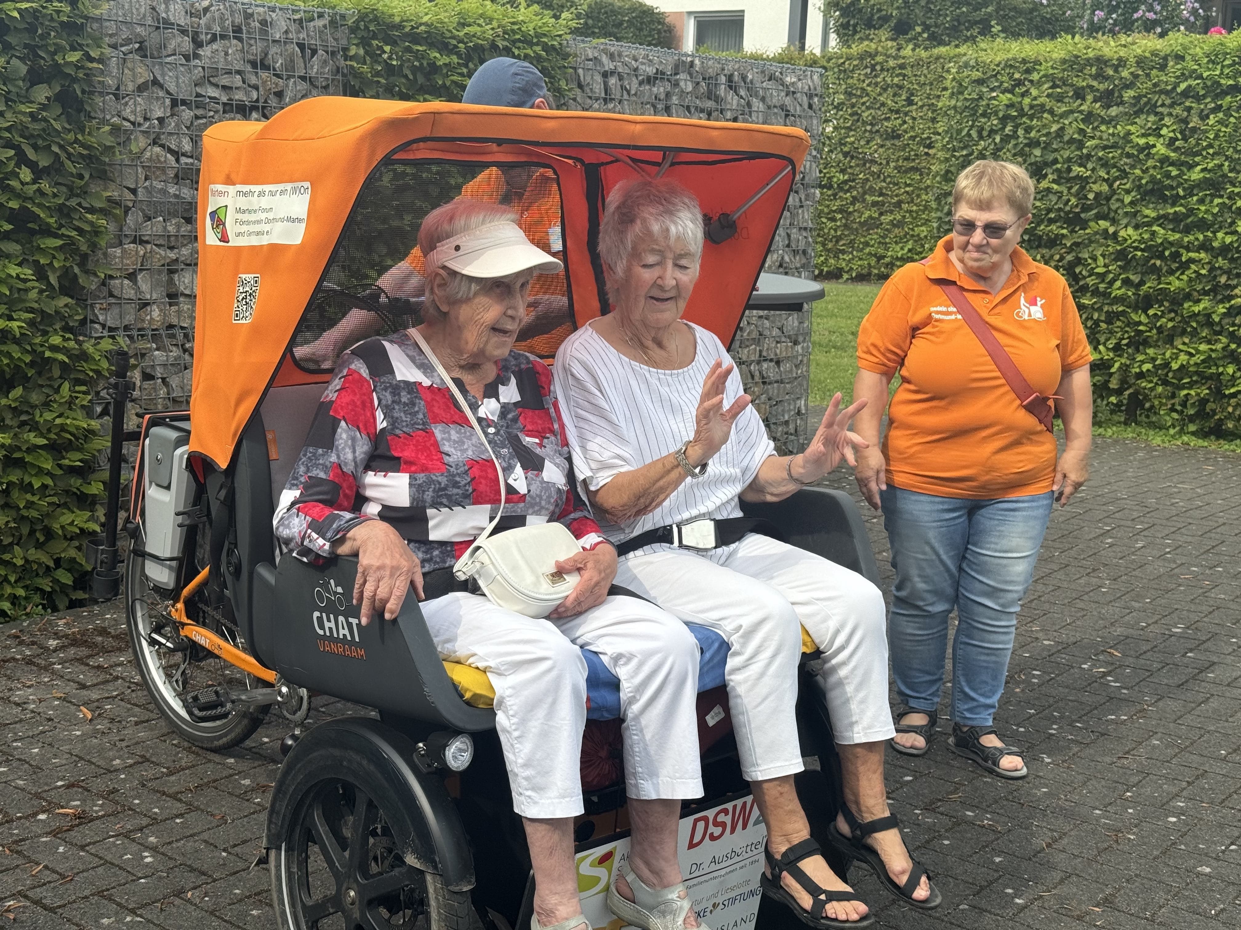 fröhliche Menschen beim Nachbarschaftsfest