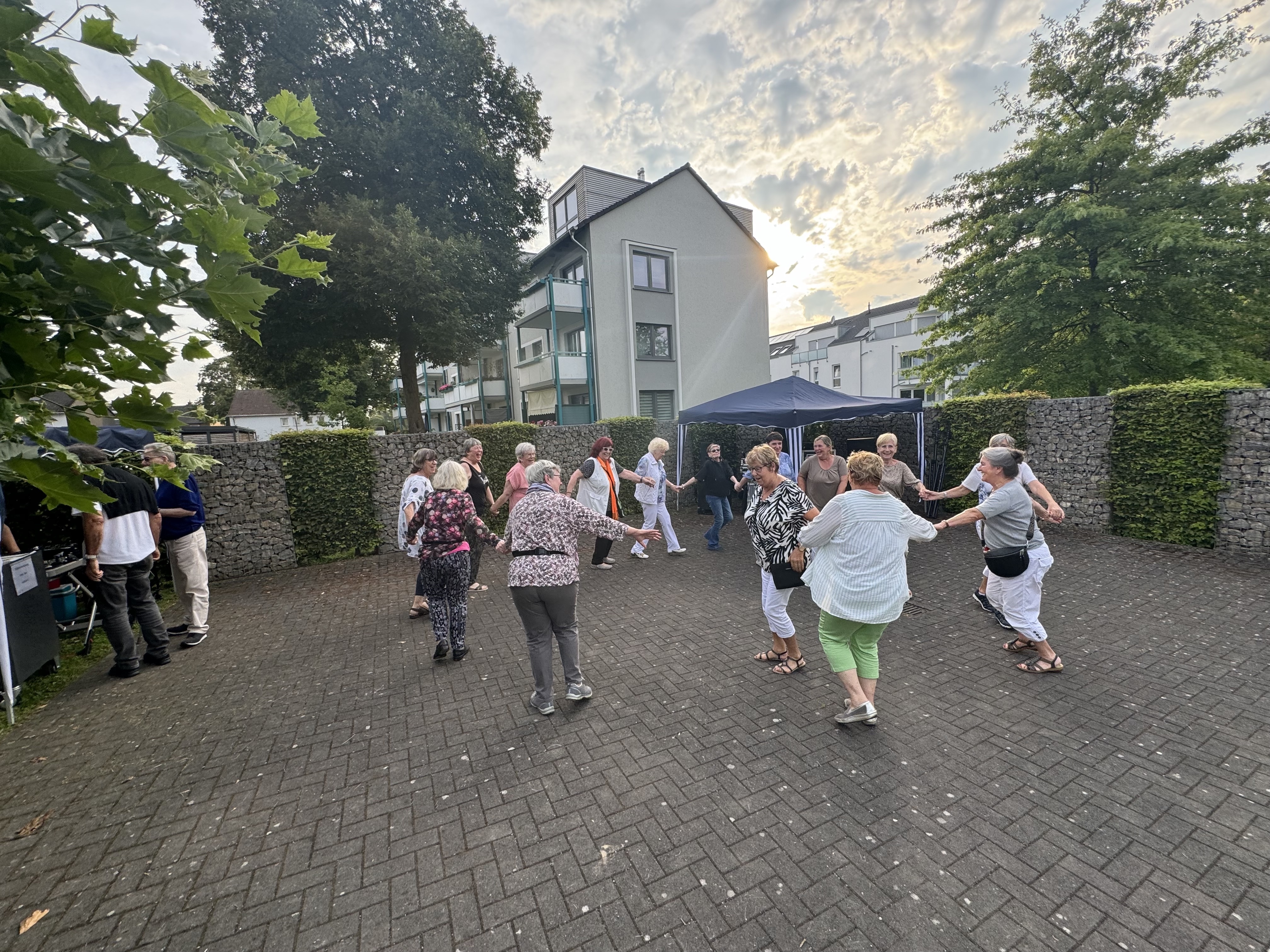 fröhliche Menschen beim Nachbarschaftsfest