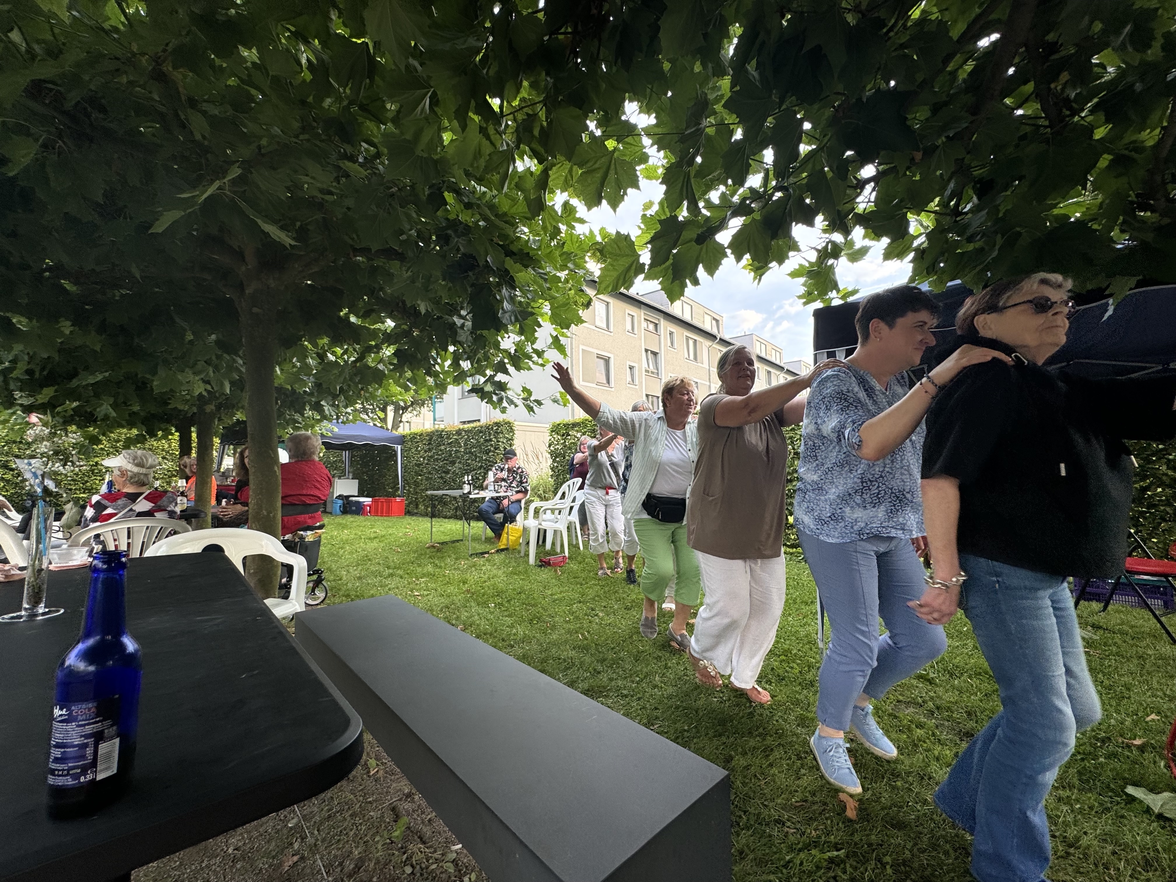 fröhliche Menschen beim Nachbarschaftsfest