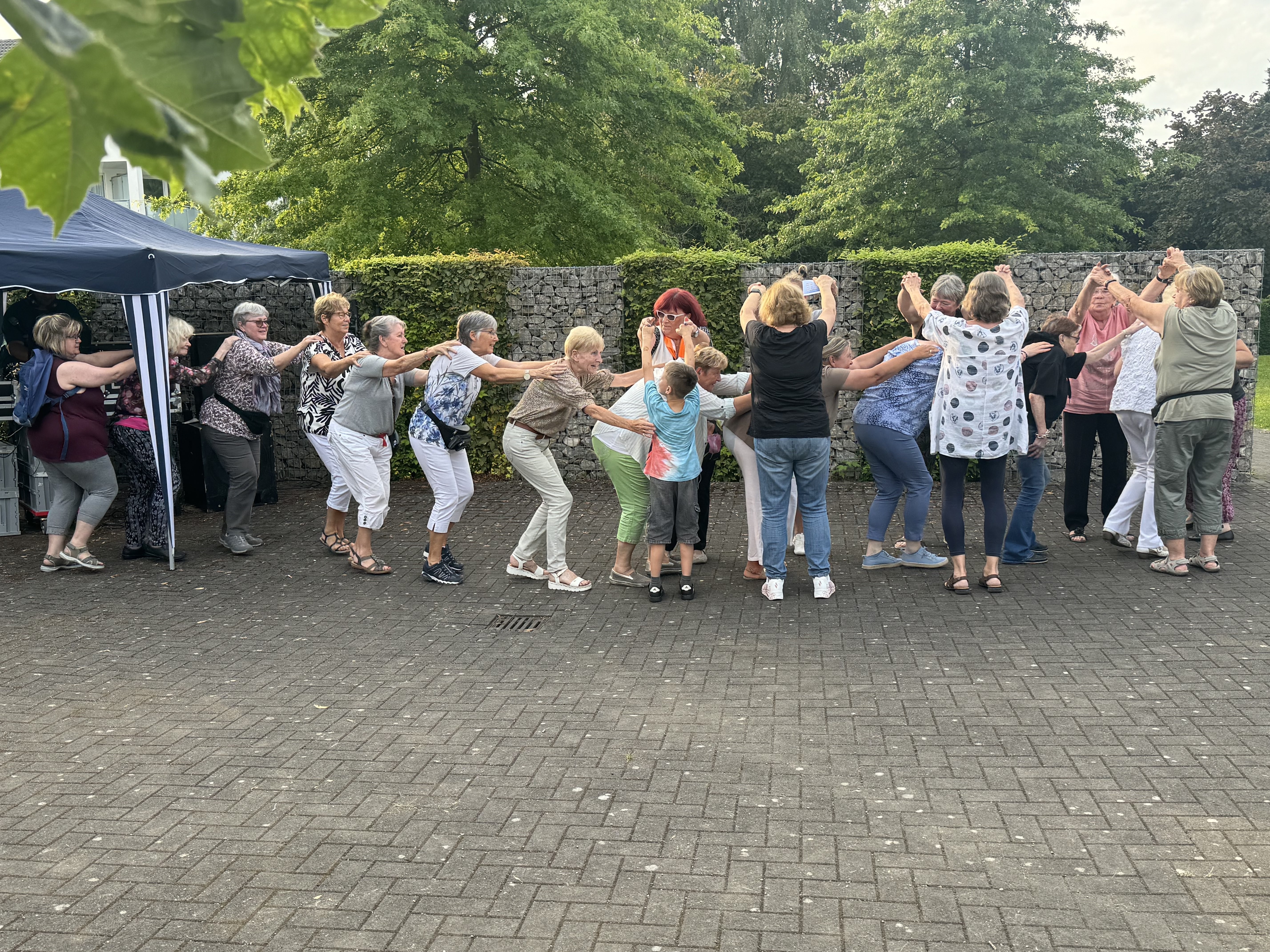 fröhliche Menschen beim Nachbarschaftsfest